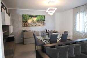 a dining room with a table and chairs at Mandrolisai Rooms in Samughèo