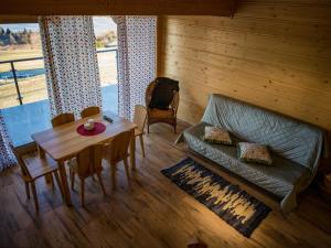 a living room with a couch and a table at Ostoja Urnica in Falsztyn