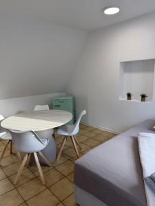 a room with a table and two chairs and a bed at Ankerplatz Drakenburgi in Drakenburg +6 photos
