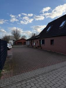 a brick driveway in front of a house at Ankerplatz Drakenburgi in Drakenburg