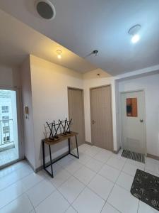 a large room with a table and a window at Modern 2BR Apartment With Fast WiFi in Rawalumpang