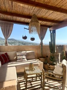 ein Wohnzimmer mit Sofa und Tisch in der Unterkunft DAR MUKTAB in Chefchaouen