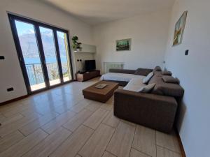 a living room with a couch and a bed at Luxury casa Margherita in Pianello Del Lario