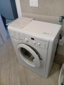 a washer and dryer in a room at Appartamento Belvedere in Castelsardo