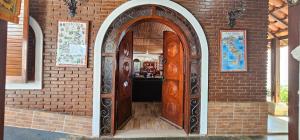an entrance to a brick building with an arch doorway at Pousada Hotel Casarão SerraNegra in Serra Negra +150 photos