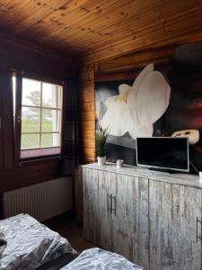 a room with a desk with a laptop on it at Ferienwohnung“puutalossa“ in Sehlen