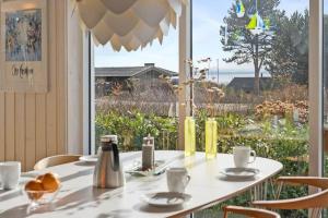 a table and chairs with a view of the ocean at K19082-Kalundborg-Sandlodsvej-18 in Asnæs