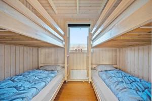 two bunk beds in a room with a window at K19082-Kalundborg-Sandlodsvej-18 in Asnæs