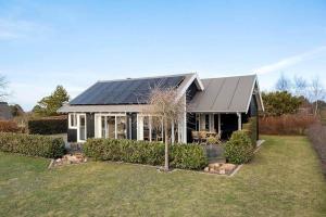 a house with solar panels on top of it at K19082-Kalundborg-Sandlodsvej-18 in Asnæs