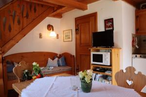 a living room with a table and a couch at Ferienwohnungen Thomafischer in Chieming