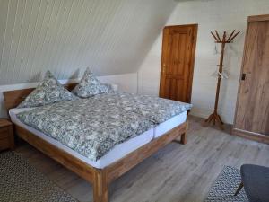 a bedroom with a bed and a wooden floor at Ferienwohnung am Badesteig in Dierhagen