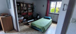 a room with a bed and a book shelf at Replonges entre A6 et A40 in Replonges