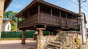 a wooden balcony on the side of a building at Los Campos Vivienda Vacacional in Cangas de Onís