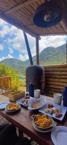 a wooden table with plates of food on it at Cabaña en La Calera Zihita in La Calera