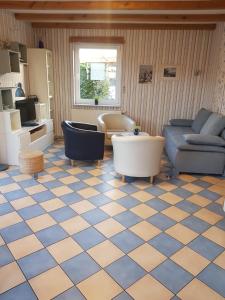 a living room with a blue and white checkered floor at Ferienhaus Undine, ruhige Lage, Nähe zur Altstadt, nur 500 m zur Müritz mit Strand, mit Parkplatz und Fahrradhäuschen in Waren +34 photos