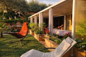 a yard with a chair and some plants at Scappo in Umbria, Eva in Fornole