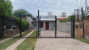 ein Tor zu einem Haus mit einem Backsteingebäude in der Unterkunft Descanso Perfecto Ruta 34, Wifi, Cochera e Ideal para Viajeros, 3 personas in Fernández