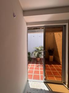 an open door to a courtyard with plants at Casa Villa Carolina I Tu Casa en Valledupar I Lujo y Confort I Aire en todas las Habitaciones in Valledupar