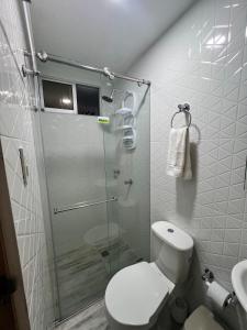 a bathroom with a shower and a toilet and a sink at Casa Villa Carolina I Tu Casa en Valledupar I Lujo y Confort I Aire en todas las Habitaciones in Valledupar +67 photos