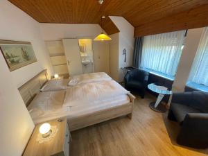 ein Schlafzimmer mit Bett, Schreibtisch und Sofa in der Unterkunft Mariennest in Jever