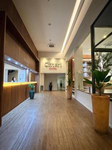 a lobby of a shopping mall with a buffet table at Hotel Cittari Tatuí in Tatuí