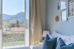 a bedroom with a bed and a balcony with a view at Vestamonti Apartment in La Spezia