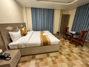 ein Hotelzimmer mit Bett, Schreibtisch und Stuhl in der Unterkunft Hotel Reborn in Sanwal