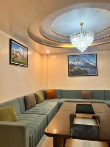 ein Wohnzimmer mit Sofa und Tisch in der Unterkunft Hotel Reborn in Sanwal
