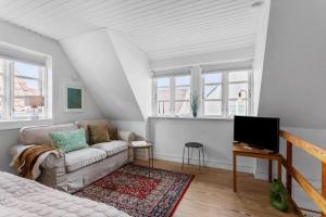 a living room with a couch and a tv at AE318-Marstal-Faergestraede-45 in Marstal