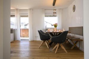 a dining room with a table and chairs at Ferienwohnung MehrBlick in Garmisch-Partenkirchen