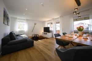 a living room with a table and a couch at Ferienwohnung MehrBlick in Garmisch-Partenkirchen