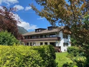 a large white house in the middle of a yard at Ferienwohnung MehrBlick in Garmisch-Partenkirchen