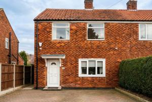 a red brick house with a white door at Contemporary Private Home Near Nottingham with Free Parking and Garden in Sandiacre