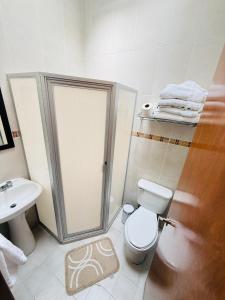 a bathroom with a toilet and a sink at Casa Ejecutiva Acogedora Impecable AGS in Aguascalientes +17 photos