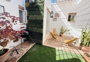 a small garden with plants and a patio at Casa Ejecutiva Acogedora Impecable AGS in Aguascalientes