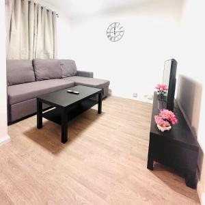 a living room with a couch and a coffee table at Reading Central Haven in Reading