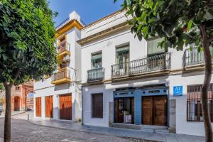 an empty street in front of a white building at Apartamentos Toril in Córdoba