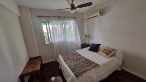 a small bedroom with a bed and a window at Calidez & Luz Rosario in Rosario