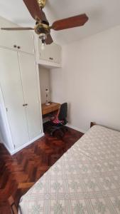a bedroom with a bed and a ceiling fan at Calidez & Luz Rosario in Rosario