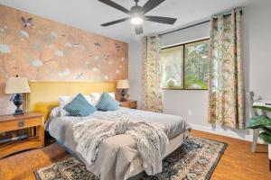 a bedroom with a bed and a window at Phoenix Lake Sonora in Sonora