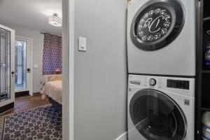 a washer and dryer in a room with a bedroom at Phoenix Lake Sonora in Sonora