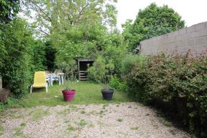 a garden with a table and chairs and plants at Maison de Gilydie in Chabris
