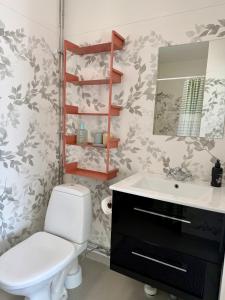a bathroom with a toilet and a sink at Sävsjöns Gästgård in Hällefors +31 photos
