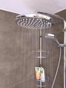 a shower with water dripping from a shower head at Kleine FeWo, Einstiegspreis! in Weimar +26 photos
