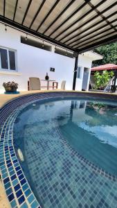 an empty swimming pool in a house at Zapotitlán Lofts in Retalhuleu
