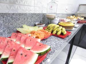 a buffet with fruits and vegetables on a counter at Hotel Minho SP - Melhor Opção do Centro - Café da Manhã Incluso - Perto do Metrô, 25 de Março e Brás - 10 Min do Allianz Parque, 11 Min do Expo Center Norte e 9 Min do Distrito Anhembi in São Paulo +22 photos