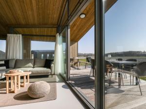 a living room with a couch and a table at Natuurhuis Houtkant in Wissenkerke