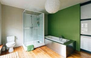 une salle de bain avec douche et toilettes dans l'établissement Spacious Holiday Home, à Bruges