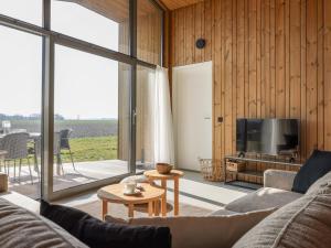 a living room with a couch and a television at Natuurhuis Houtkant in Wissenkerke