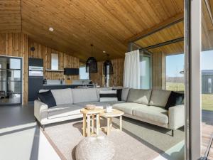 a living room with a couch and a table at Natuurhuis Houtkant in Wissenkerke